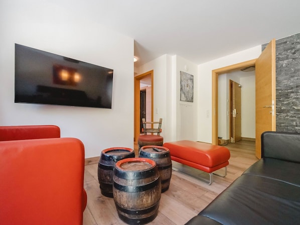 Design Intérieur, Sol, Bois, Sol, Meubles, Plafond, PiÚce, Télévision, Salon, Tache De Bois