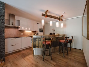 Meubles, Design IntĂ©rieur, Sol, Bois, Plafond, Luminaire, Comptoir, Sol, Ăclairage, Cuisine