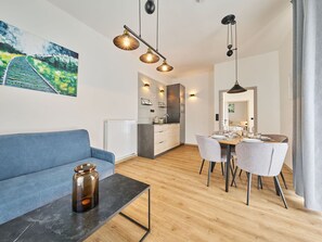 Diseño De Interiores, Mueble, Piso, Suelo, Techo, Habitación, Madera, Sofá, Sala, Encendiendo