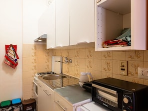 Arbre, Surface De La Route, Automotive Exterieur, Voiture, Espace Public, Asphalte, Rue, Parking, Familiale