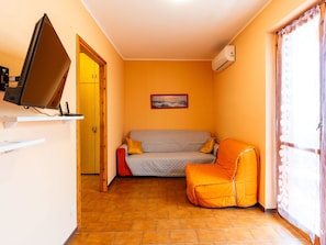 Arbre, Surface De La Route, Automotive Exterieur, Voiture, Espace Public, Asphalte, Rue, Parking, Familiale
