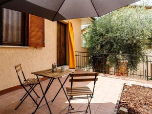 Arbre, Surface De La Route, Automotive Exterieur, Voiture, Espace Public, Asphalte, Rue, Parking, Familiale