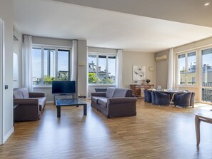 Baum, Strassenbelag, Automobil-Außen, Auto, Öffentlicher Raum, Asphalt, Strasse, Parkplatz, Familienauto