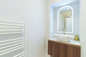 Salle de bain avec douche et toilette