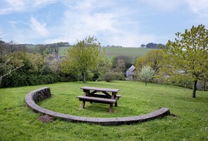 The Linhay, Noss Mayo: Enclosed field with countryside views and picnic table
