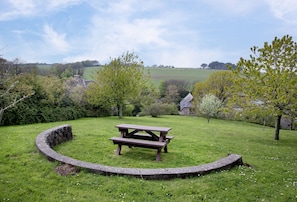 The Linhay, Noss Mayo: Enclosed field with countryside views and picnic table
