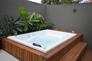 Outdoor spa tub