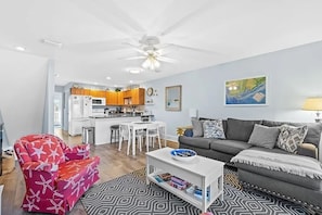 Mutt'n Joes Living room/Dining/Kitchen