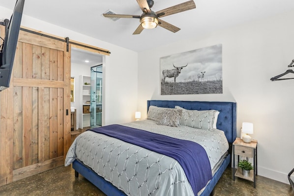 King suite with private ensuite bath