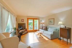 Living Room | Free WiFi | Smart TV