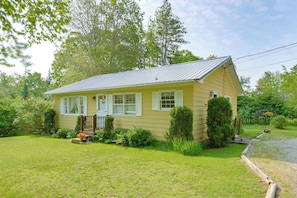Exterior | Driveway (4 Vehicles)