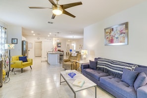 Living Room | Central A/C & Heat | Free WiFi | Smart TV