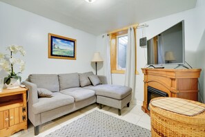 Studio | Electric Fireplace | Flat-Screen TV | Free WiFi