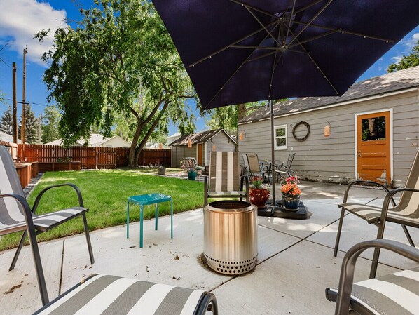 Patio furniture and wood burning fire pit (wood not provided) - 6th st green NoCoast Rentals