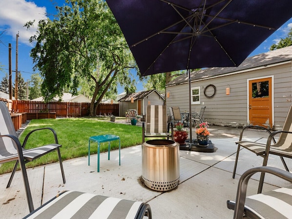 Patio furniture and wood burning fire pit (wood not provided) - 6th st green NoCoast Rentals