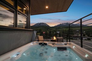 Your après-ski spot awaits — soak sore muscles in the steaming private hot tub while watching the alpenglow on Buffalo Mountain. Just minutes from Keystone, Copper, and Breck, it’s the ultimate reward after a day on the slopes.