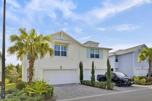 Modern beach townhouse with garage, perfect for families or groups
