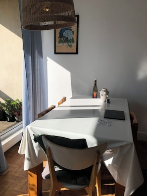 The extending dining table