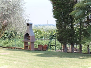 Garden, Lawn, Backyard, Landscaping, Shade, Park, Yard, Outdoor Structure, Artificial Turf