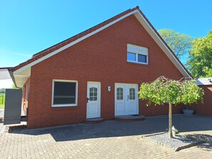 Durch den mittleren Eingang erreichen Sie über eine Treppe die Ferienwohnung