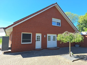 Durch den mittleren Eingang erreichen Sie über eine Treppe die Ferienwohnung