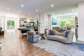 Sitting Area | Central A/C & Heat | 1st Floor
