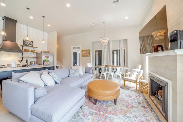 Canadian Vacation Rental | 3BR | 2.5BA | 2,700 Sq Ft | 2 Steps to Enter