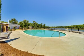 Carlton Landing Community Amenities | Pool | Hot Tub | Beach Access