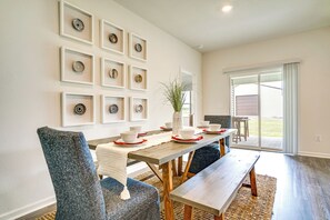 Dining Area | Dishware/Flatware Provided
