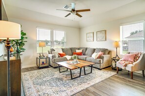 Living Room | Free WiFi | Central Heating & A/C | Smart TV