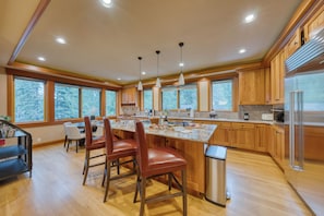 Casual dining made easy at the kitchen counter.
