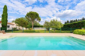 piscine de 4X8m au chlore sécurisée par une clôture.