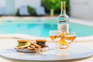 instant apéritif au bord de la piscine