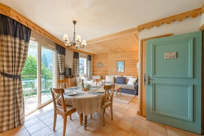 Duplex located in Duingt offering a comfortable and bright living room 