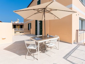 Meubles, Chaise, Mobilier De Jardin, Table, Tableau De Plein Air, Table Cuisine Et Salle A Manger, Parapluie, Ombre, Restaurant, Patio
