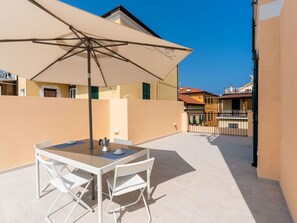 Meubles, Chaise, Mobilier De Jardin, Table, Tableau De Plein Air, Table Cuisine Et Salle A Manger, Parapluie, Ombre, Restaurant, Patio