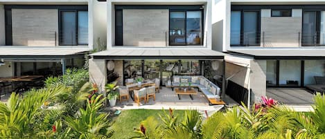 Exterior / Back