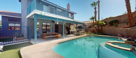 Enjoy the sunlight and the pool with your loved ones!
