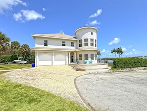 Driveway Arrival to residence.