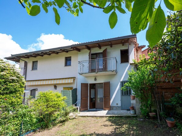 House, Residential Area, Home, Shrub, Door, Human Settlement, Cottage, Balcony, Estate, Yard
