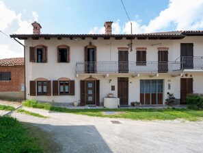 Wall, Window, Building, Door, House, Residential Area, Home, Human Settlement, Balcony, Plaster