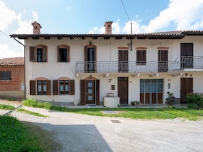 Wall, Window, Building, Door, House, Residential Area, Home, Human Settlement, Balcony, Plaster