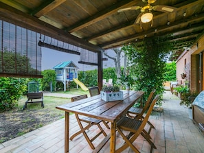Möbel, Holz, Veranda, Stuhl, Schatten, Gartenmöbel, Tabelle, Blumentopf, Garten