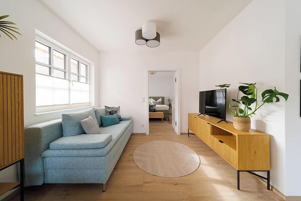 Zimmer1 appartement wohnzimmer tv couch auszeit wohlfuehlen goellitzhof weitra waldviertel urlaub na