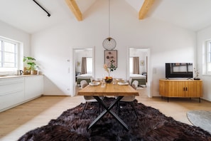Zimmer2 appartement essbereich entspannen relax tv selbstversorger wohnung auszeit wohlfuehlen goell