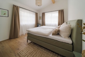 Zimmer2 appartement boxspringbett hell modern auszeit wohlfuehlen goellitzhof weitra waldviertel url
