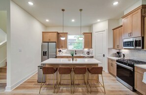 Featuring a sleek, modern design, this fully equipped kitchen has everything you need to whip up a tasty meal! The kitchen may be the heart of the home but you’re the heart of the kitchen!