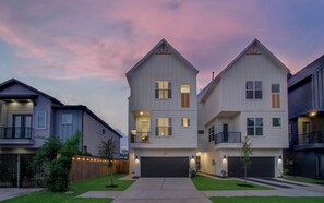 Located in Southeast Houston, this hidden gem features a fully equipped dream kitchen, a central location, and 3 bedrooms for plenty of sleeping space!