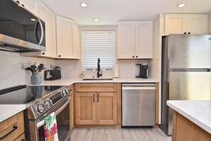 Induction stove, Bosch dishwasher and quartz counters 