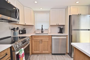 Induction stove, Bosch dishwasher and quartz counters